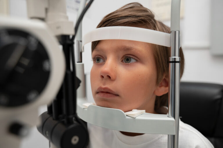 Augenarzt Biel-Bienne Augenzentrum Vernissage OCT Macula Makula IPL Laser Katarakt Chirurgie LASIK PRK LIKE Augenlaser Lidchirurgie Kindermyopie atropin DIMS